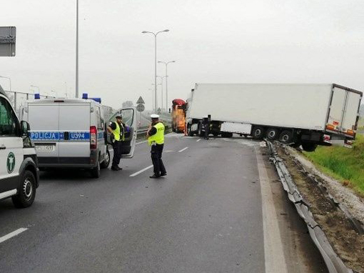 Zasnął za kierownicą i zjechał z drogi