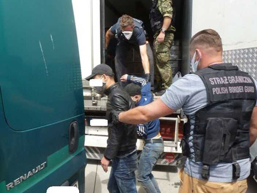 Border Force ściga za przewóz nielegalnych imigrantów 