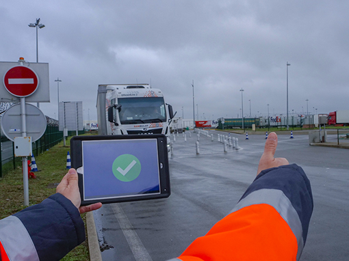 Kierowcy nie muszą wysiadać z ciężarówki pokonując tunelem kanał La Manche