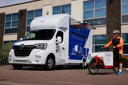 Zestaw dostawczy Renault: auto, e-rower i dron