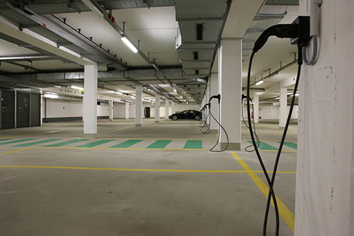 DKV: ponad 30 publicznych punktów ładowania aut prądem na lotnisku w Stuttgarcie