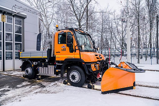 Unimog śmiga po krakowskich drogach i… torach