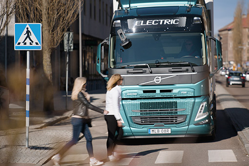 Volvo Trucks wprowadza nowe systemy bezpieczeństwa
