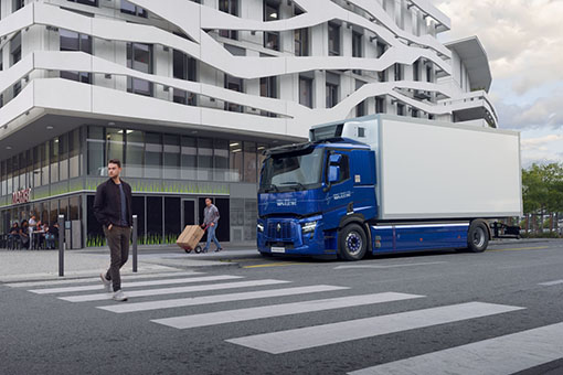 Renault Trucks digitalizuje wnętrze kabiny i rozbudowuje systemy bezpieczeństwa 