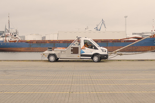 Ford E-Transit pomaga cumować ogromne kontenerowce