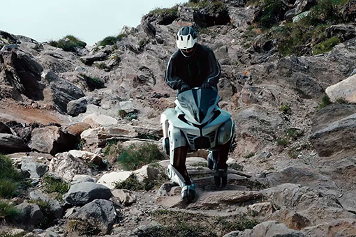 Niesamowity robot-koń Kawasaki działa na wodorze