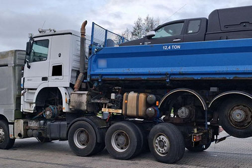 Ciężarówka przewożąca pickupa na innej ciężarówce