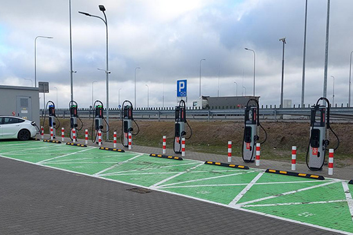 Coraz więcej punktów ładowania pojazdów elektrycznych