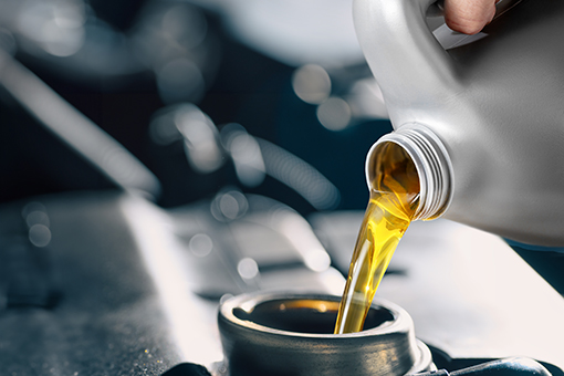 Jak zaoszczędzić na olejach silnikowych